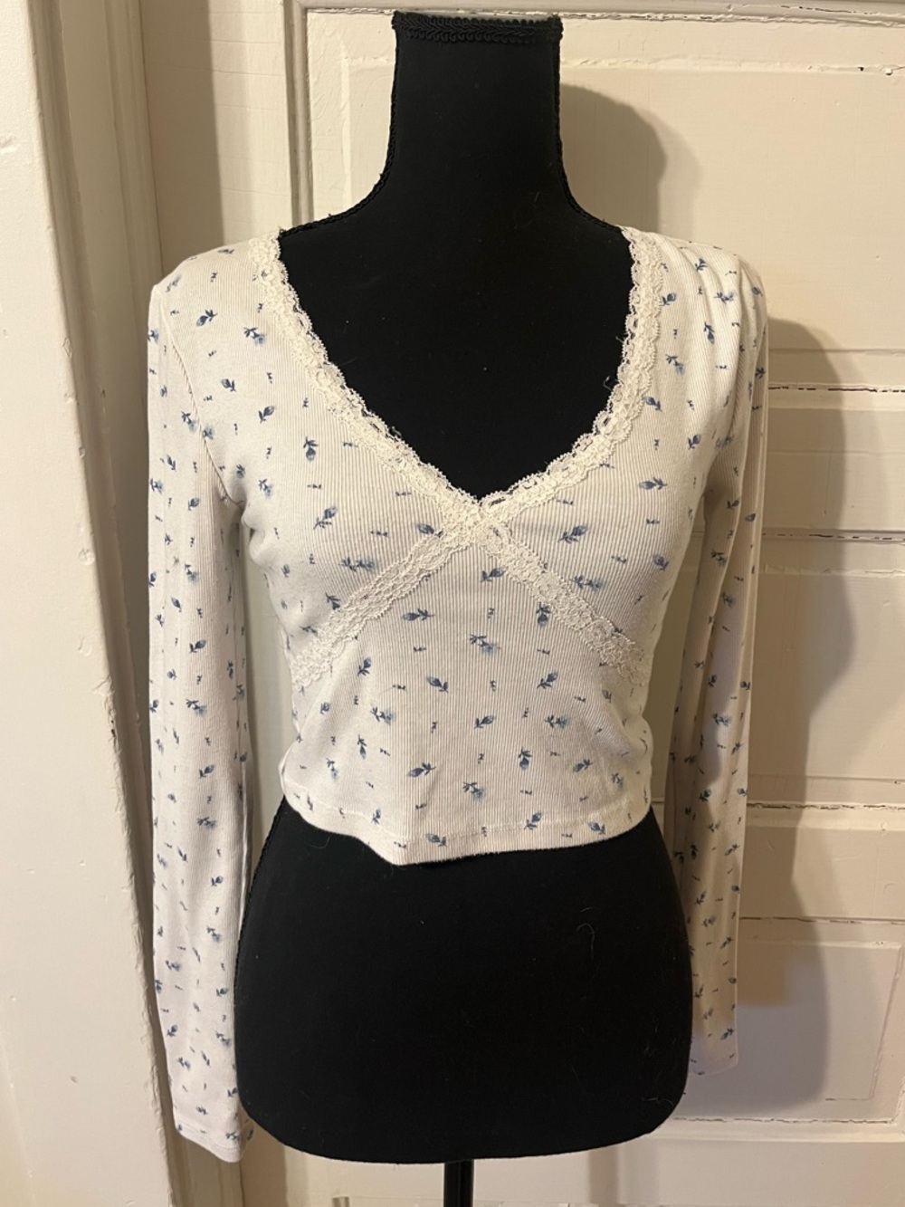Aeropostale White Floral Ribbed Lace-Trim Long Sleeve Top